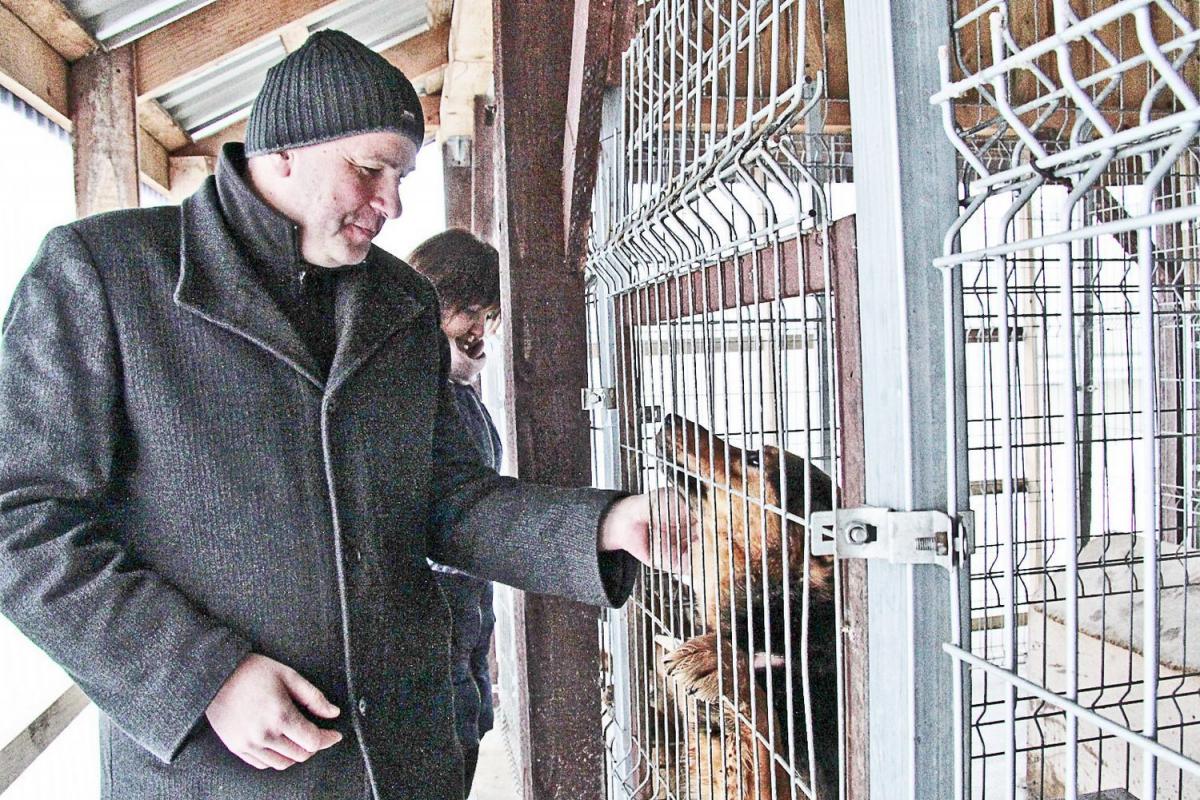 Artur Żołyniak, dyrektor Zakładu Gospodarki Komunalnej w Wiązownicy nadzoruje także warunki. w jakich bezdomne psy czekają na nowych właścicieli.<br/>fot.Roman Kijanka