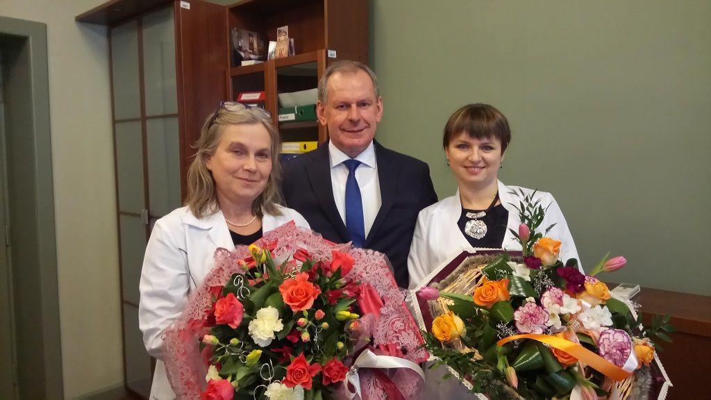 Nową dyrektor ds. lecznictwa powitał w szpitalu Stanisław Krasny, główny szef placówki oraz Małgorzata Dankiewicz ustępująca z funkcji. <br/>fot.Starostwo Powiatowe w Jarosławiu