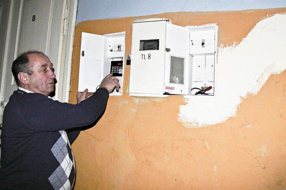 – Mieliśmy wspólny przedpokój, ale ślady na ścianach pokazują, że zmiany w instalacji były tylko po stronie sąsiada – pokazuje posądzony o kradzież energii elektrycznej.
    
<br/>fot.Roman Kijanka