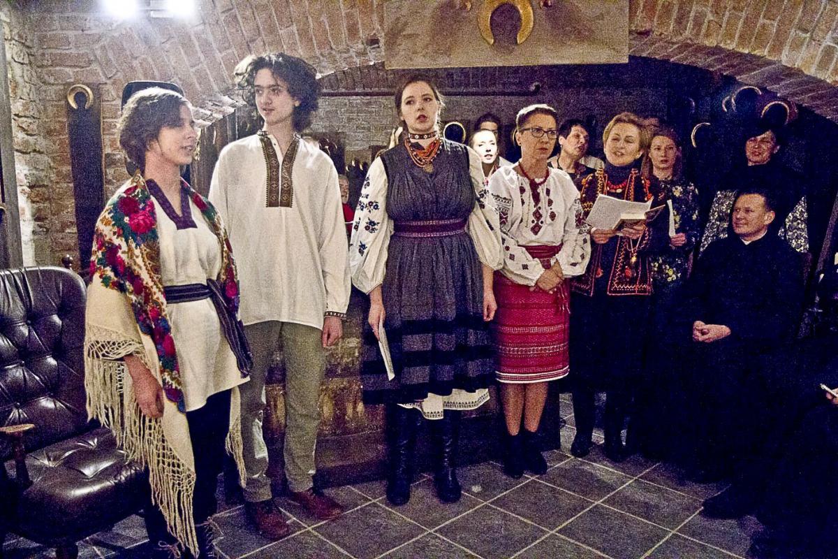 Ikony na ścianach stanowiły dobre tło do kolęd śpiewanych raz po polsku, raz po ukraińsku. <br/>fot.Jacek Szwic