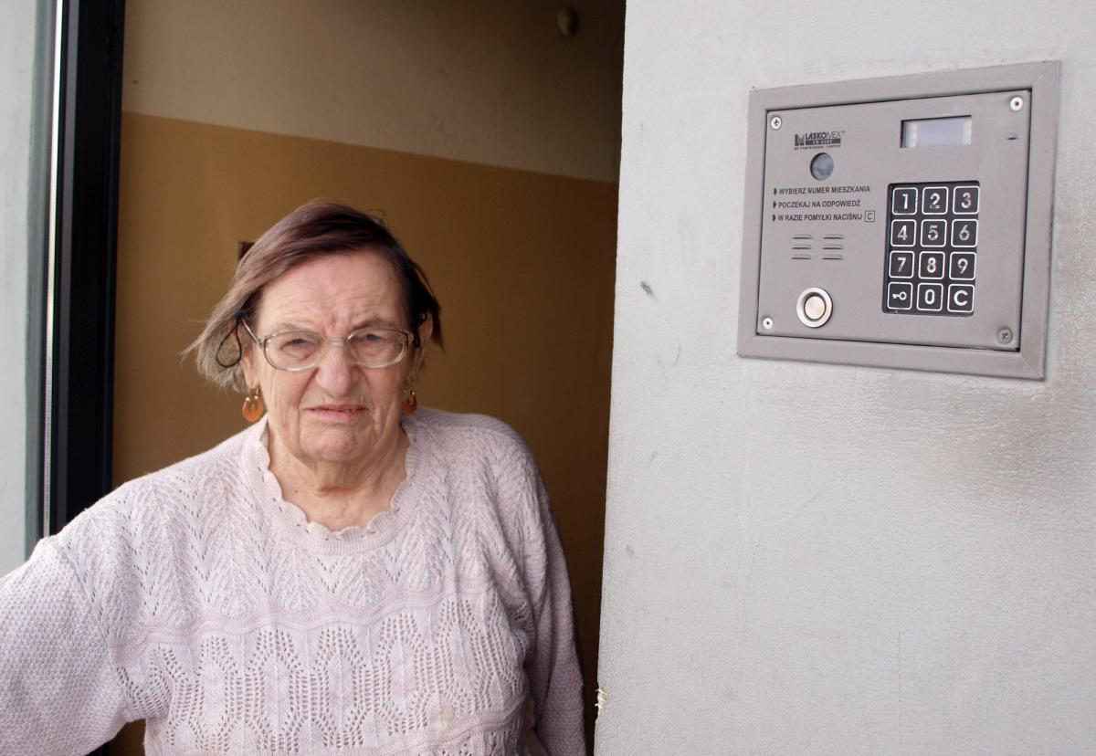 Janina Podolak: – Od ponad czterech lat mieszkam jak w klatce. Dłużej tego już nie zniosę. Nikt nie może się do mnie dostać. Znajomi już wiedzą, jaka jest sytuacja, więc gdy są pod klatką, dzwonią na komórkę, bym zeszła na dół i im otworzyła drzwi wejściowe.<br/>fot.Mariusz Godos