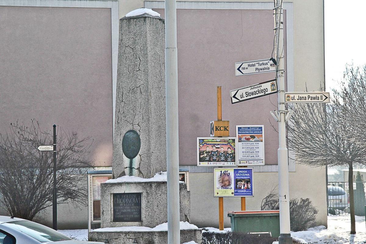 Pomnik F. Chopina w Jarosławiu wepchnięty między słupy sygnalizacji świetlnej jest niemal niezauważalny.<br/>fot.Roman Kijanka
