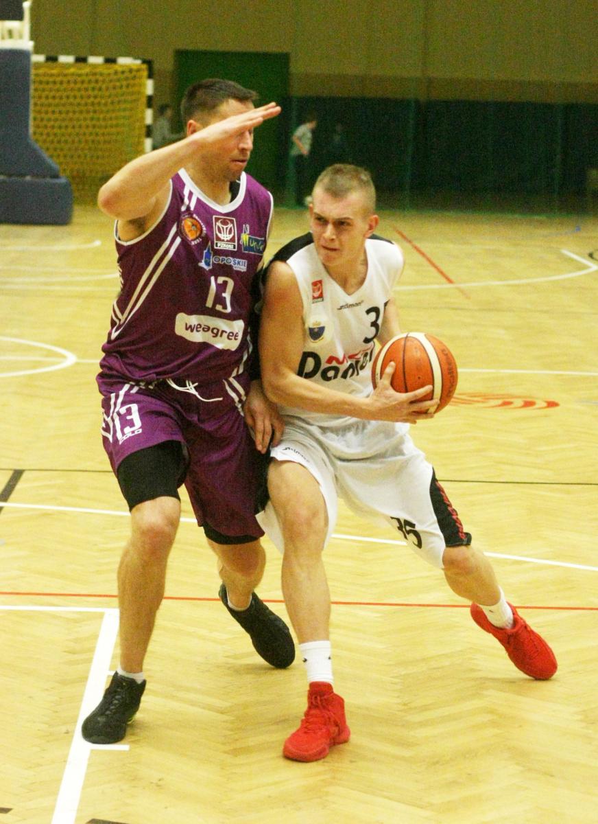 Cezary Gumiński (z piłką) był najskuteczniejszym koszykarzem przemyskiego zespołu w starciu z AZS AWF Mickiewicz Katowice.<br/>fot.Kamil Krukiewicz
