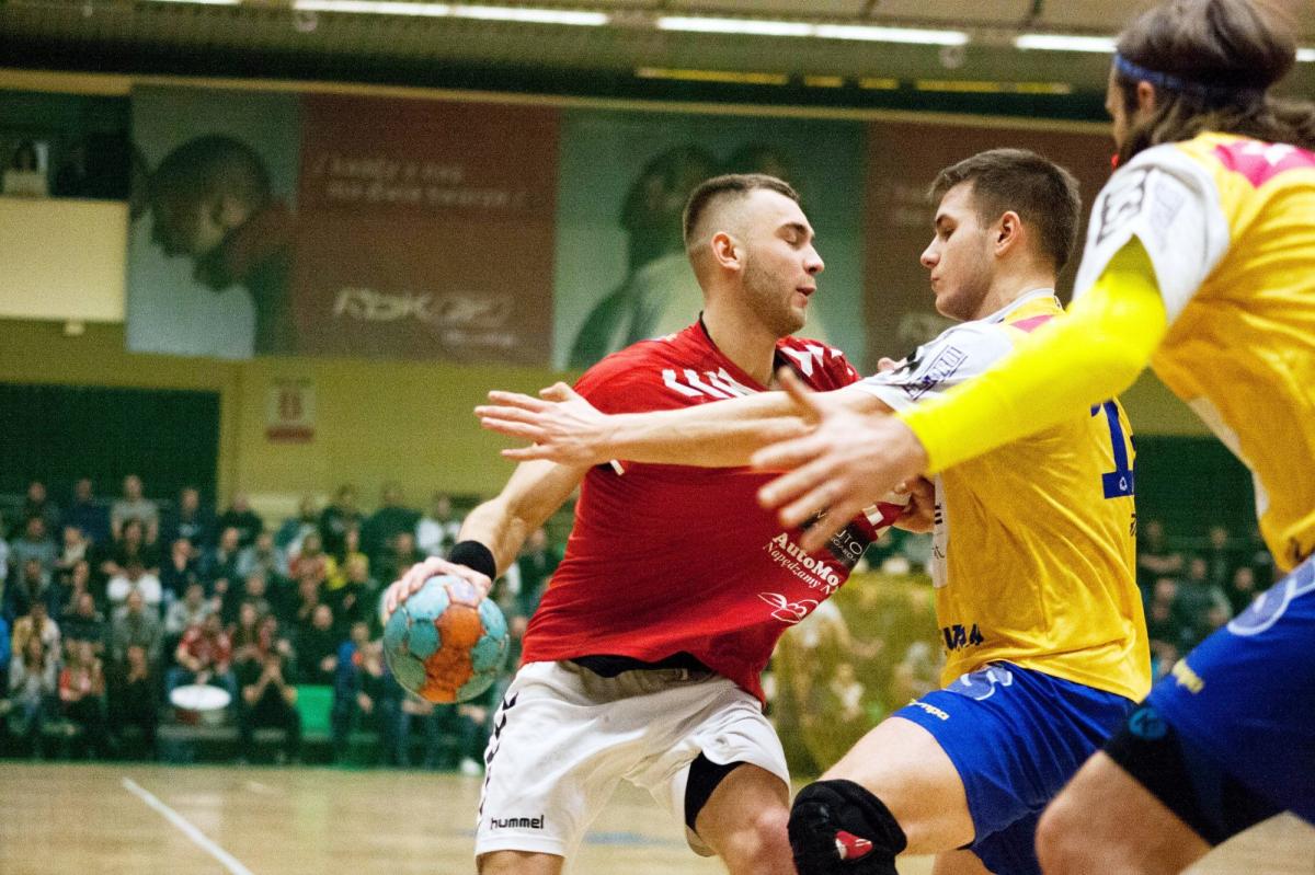 W akcji Tomasz Kulka (z piłką), zdobywca trzech bramek w meczu z Vive Tauronem Kielce. Próbują go zastopować Bartłomiej Bis (w środku) i Dean Bombač.<br/>fot.Kamil Krukiewicz