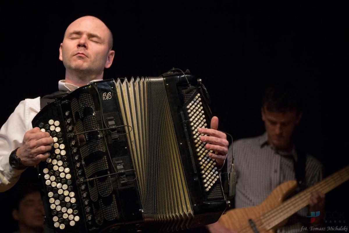 Marcin Wyrostek z zespołem porwał widownię zgromadzoną w cerkwi na Krupcu.<br/>fot.Tomasz Michalski