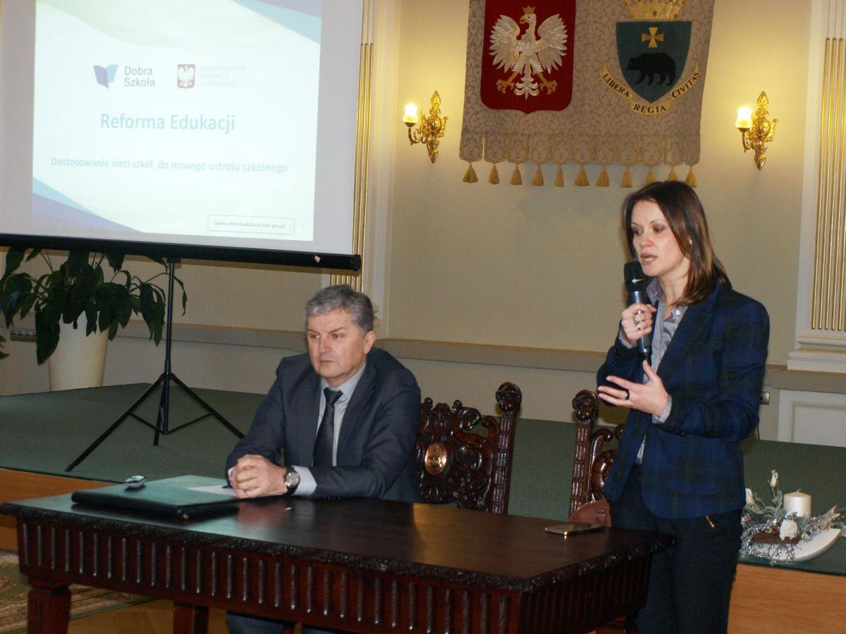 Na spotkaniu informacyjnym w Przemyślu obecni byli posłanka Anna Schmidt- Rodziewicz (z prawej) i podkarpacki wicekurator oświaty Stanisław Fundakowski.<br/>fot.Mariusz Godos