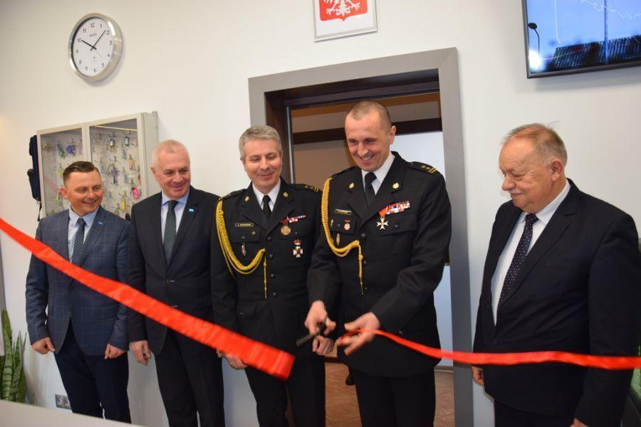Uroczyste przecięcie wstęgi nowego stanowiska kierowania komendanta miejskiego PSP w Przemyślu. Od lewej: wiceprzewodniczący Rady Miejskiej w Przemyślu Robert Bal, prezydent Przemyśla Robert Choma, komendant miejski KM PSP w Przemyślu Adam Sosnowski, zastępca komendanta wojewódzkiego KW PSP w Rzeszo