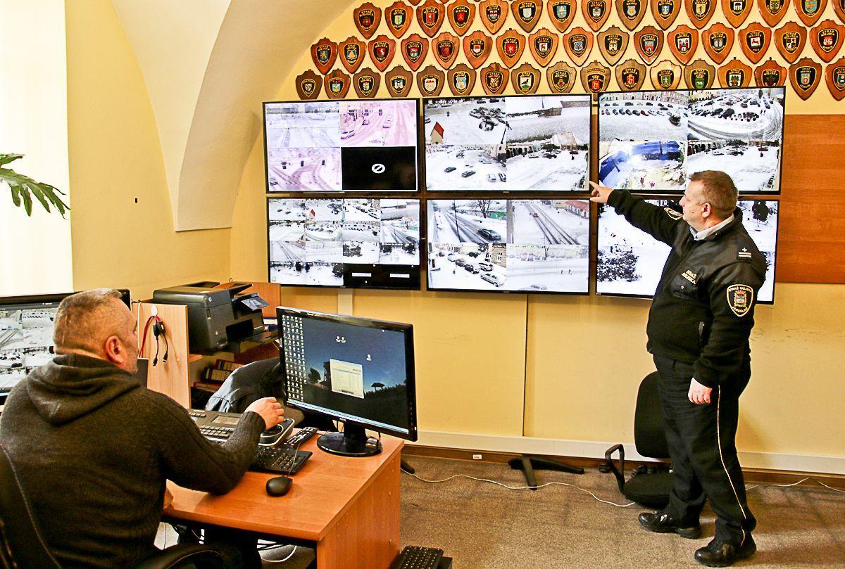 Obraz z kamer miejskiego systemu wizyjnego jest na bieżąco obserwowany w ratuszowym centrum monitoringu.<br/>fot.Małgorzata Młynarska UM Jarosław