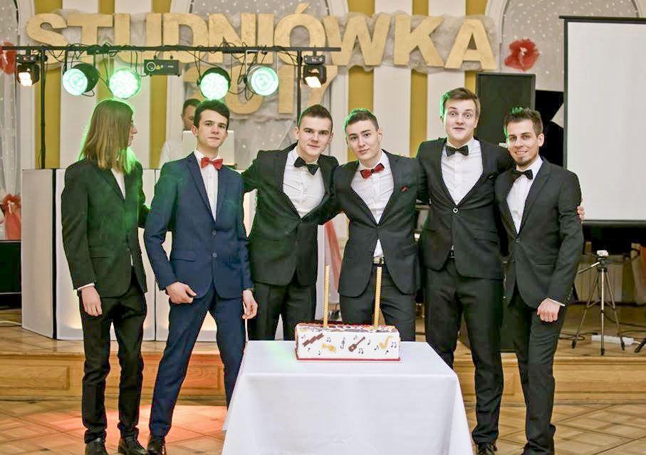 Uczniowie klasy szóstej II stopnia Ogólnokształcącej Szkoły Muzycznej w Przemyślu wraz z wychowawcą Marcinem Ostrowskim (pierwszy z prawej).<br/>fot.Viola Chmiel