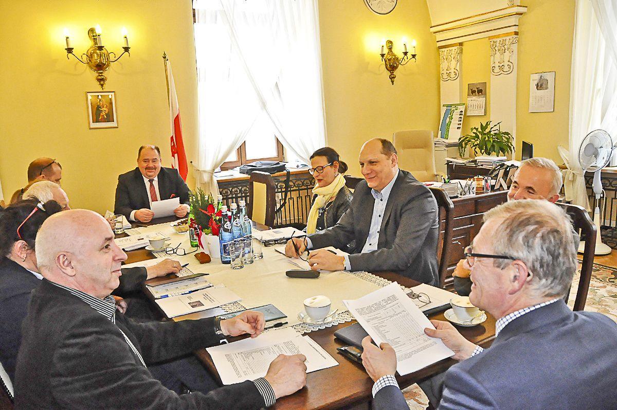 Zespół do opracowania planów reformy szkolnej zebrał się po raz pierwszy 23 stycznia. Za niespełna miesiąc projekt uchwały ma być gotowy.<br/>fot.Małgorzata Młynarska UM Jarosław