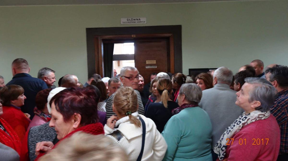 Wójt Wiązownicy Marian Ryznar w otoczeniu mieszkańców przed wejście na salę rozpraw w Sądzie Okręgowym w Przemyślu.<br/>fot.ze zbiorów własnych
