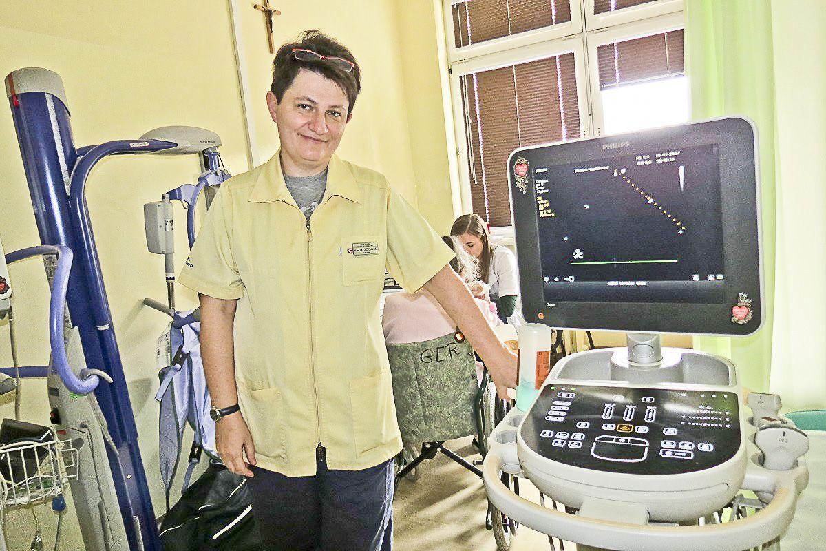 – Na miejscu mamy także ultrasonograf, dzięki czemu nie trzeba przewozić pacjentów do pracowni RTG lub na inne oddziały. W przypadku osób leżących aparat podjeżdża pod łóżka – mówi ordynator oddziału geriatrii lek. Ewa Orzech-Janusz.<br/>fot.Barbara Chmura
