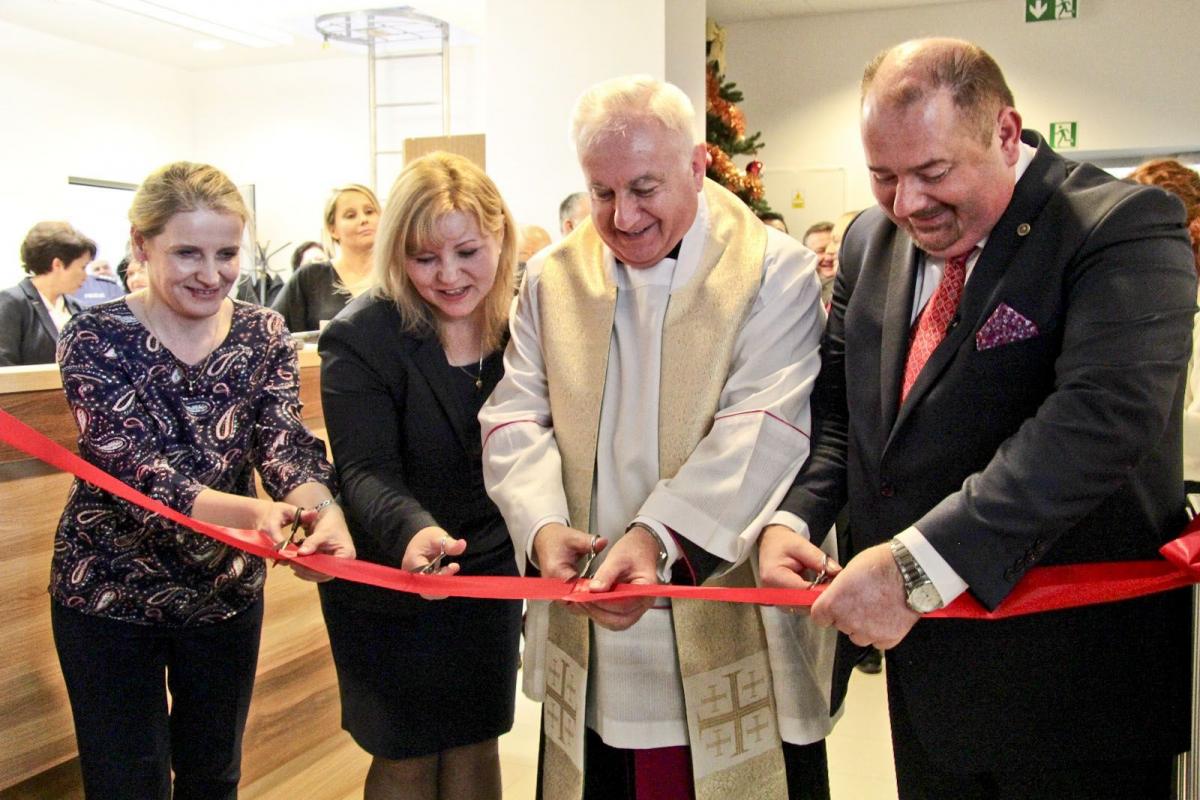 Oficjalnego otwarcia nowej siedziby MOPS dokonali (od lewej) Agnieszka Kruba-Nieckarz, dyrektor ośrodka, Małgorzata Dankowska, dyrektor wydziału polityki społecznej Urzędu Wojewódzkiego w Rzeszowie, ks. prałat Andrzej Surowiec, archiprezbiter jarosławski oraz Waldemar Paluch, burmistrz Jarosławia.<b