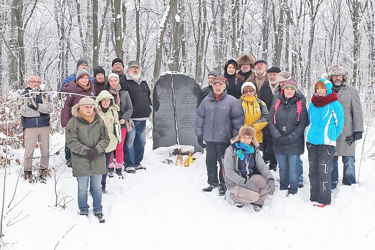 Podobnie jak w latach poprzednich grupa mieszkańców Przemyśla spotkała się w grochowskim lesie.<br/>fot.Jacek Szwic