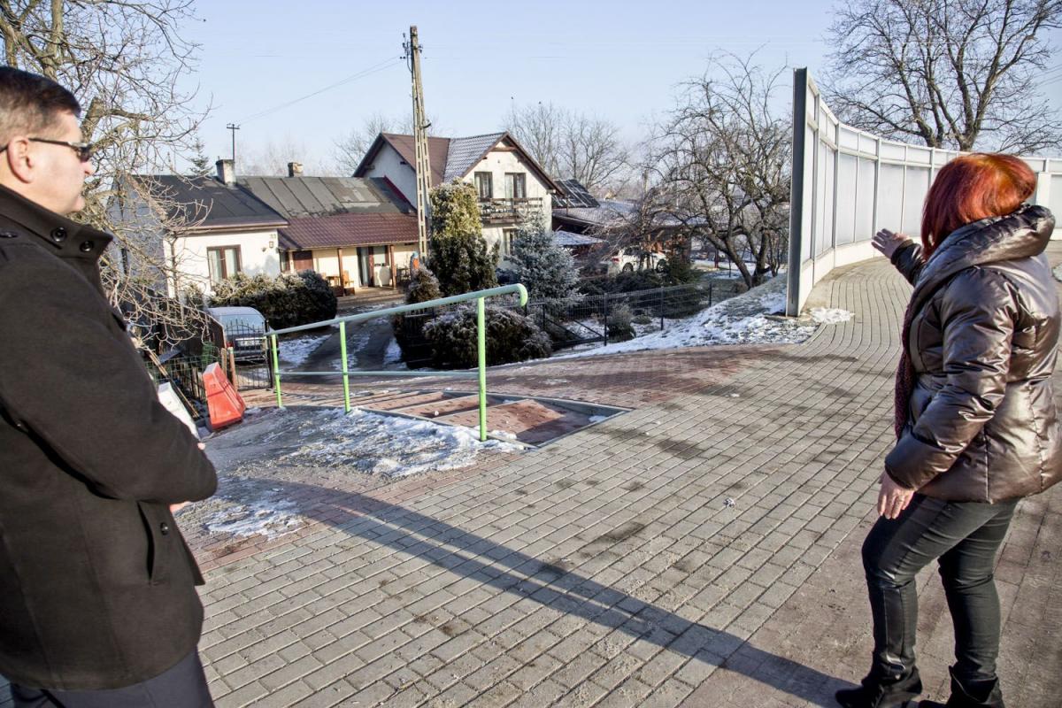 – Miałam podjazd, który był bezpieczny w użytkowaniu. Po przebudowie mam stromą górę i niewidoczny wyjazd – mówi właścicielka nieruchomości Krystyna Hapka.<br/>fot.Kamil Jacek Zarański