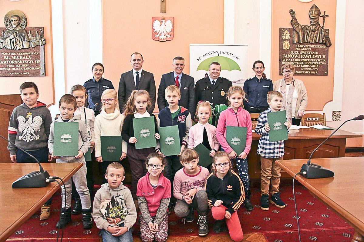 Wyróżnieni uczniowie razem z przedstawicielami instytucji organizujących przedsięwzięcia „Bezpieczna droga do szkoły”.<br/>fot.UM Jarosław
