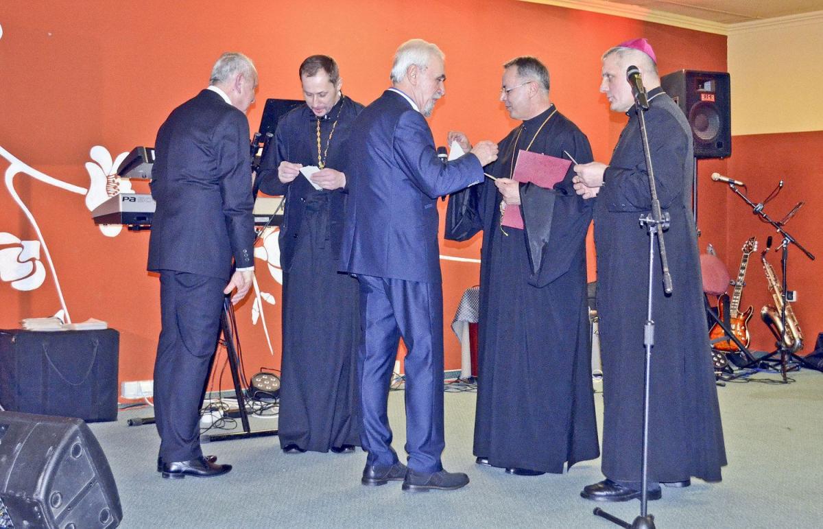 Moment dzielenia się opłatkiem – gospodarz Salonu Jan Piszak, redaktor Jan Miszczak oraz hierarchowie trzech kościołów.<br/>fot.Aleksandra Białoń