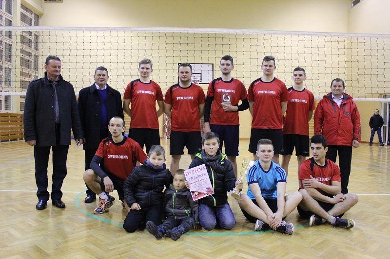 Druhowie zwycięskiej drużyny strażackiej.<br/>fot.materiały organizatora