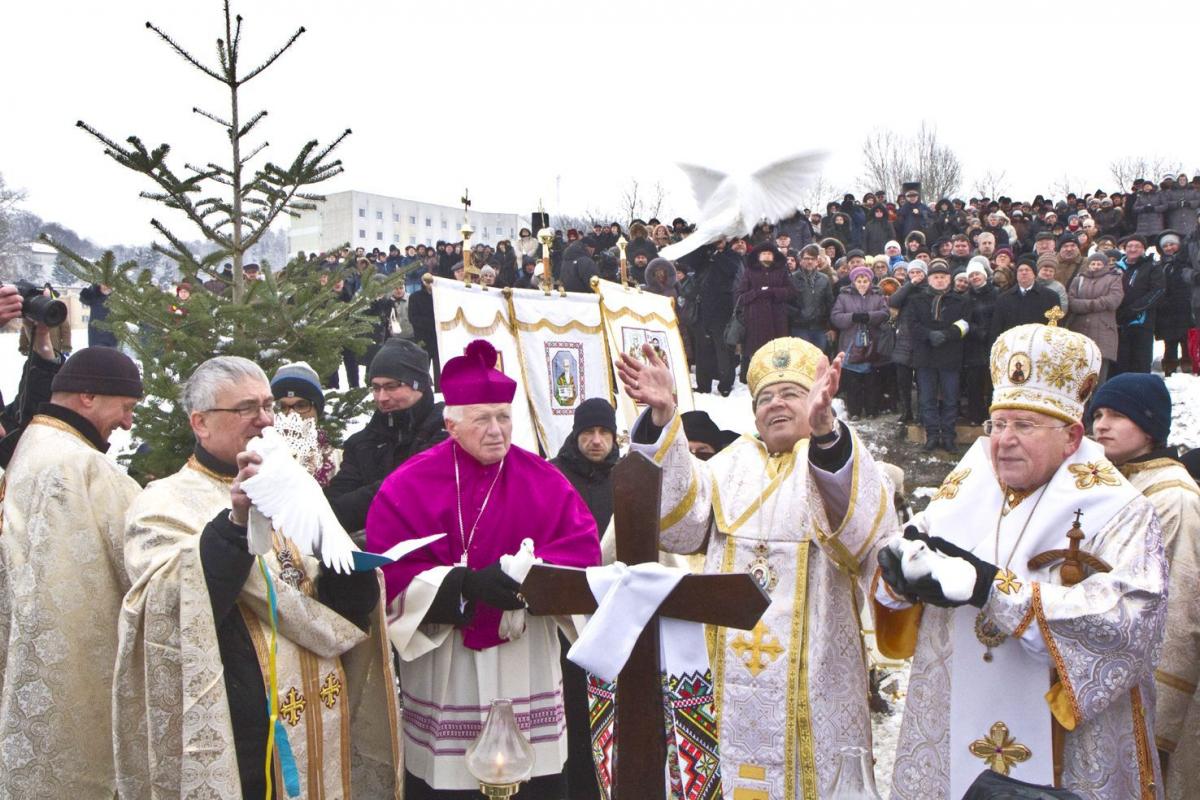 Gołębie wypuszczone przez kapłanów symbolizowały Ducha Świętego.<br/>fot.Jacek Szwic