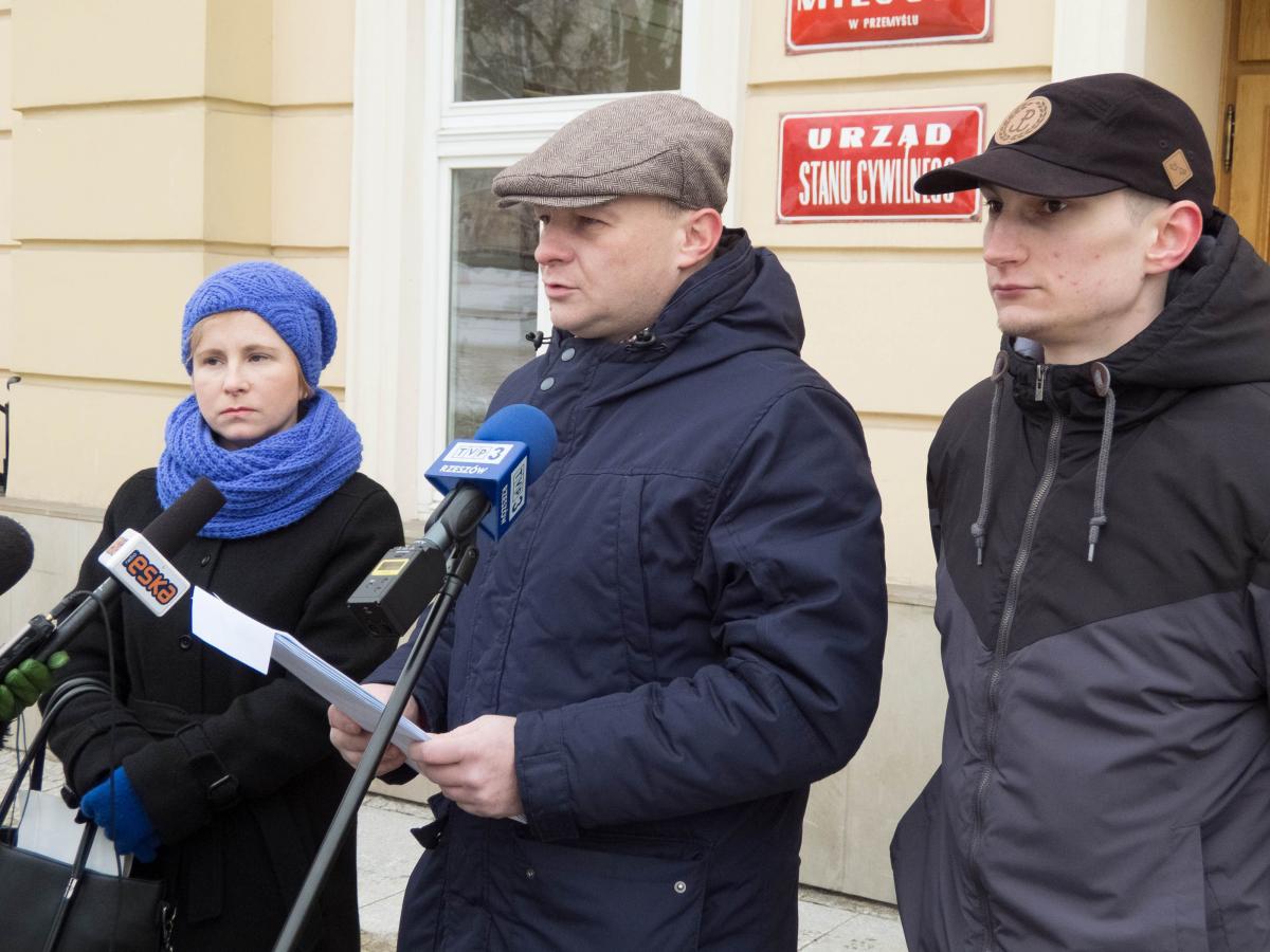 20 stycznia br. przemyskie stowarzyszenia i organizacje patriotyczne zorganizowały konferencję prasową. Apelowały o spokój. Od lewej: Ewa Karlik z Ruchu Narodowego, prezes Przemyskiego Stowarzyszenia Rekonstrukcji Historycznej X D.O.K. Mirosław Majkowski oraz Robert Jakubowski ze stowarzyszenia Patr