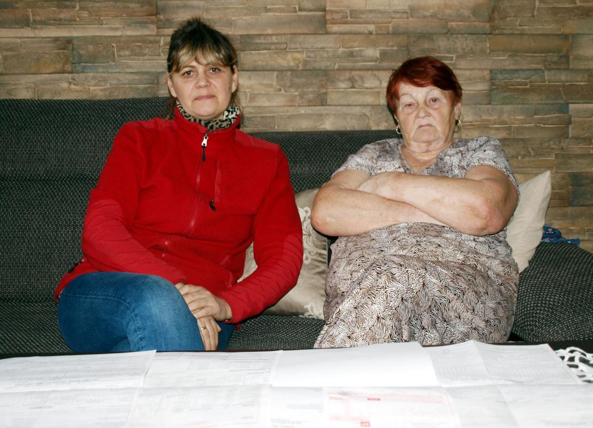 Pani Beata Fronc i jej mama Helena uważają, że do podtrucia doszło przez felerne kominy.<br/>fot.Mariusz Godos