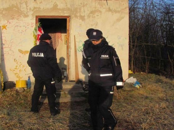 Przed świętami Bożego Narodzenia stalowowolscy policjanci sprawdzali miejsca, w których mogą przebywać osoby bezdomne. <br/>fot.archiwum KPP Stalowa Wola