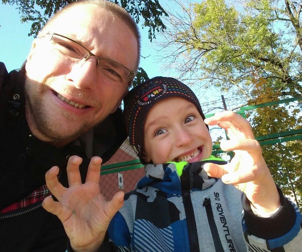 Grzegorz Olko z synem Aleksandrem. – Chcę spróbować wszystkiego, aby ratować zdrowie i pomóc dzieciom w drodze do dorosłości – mówi mężczyzna.<br/>fot.archiwum rodzinne