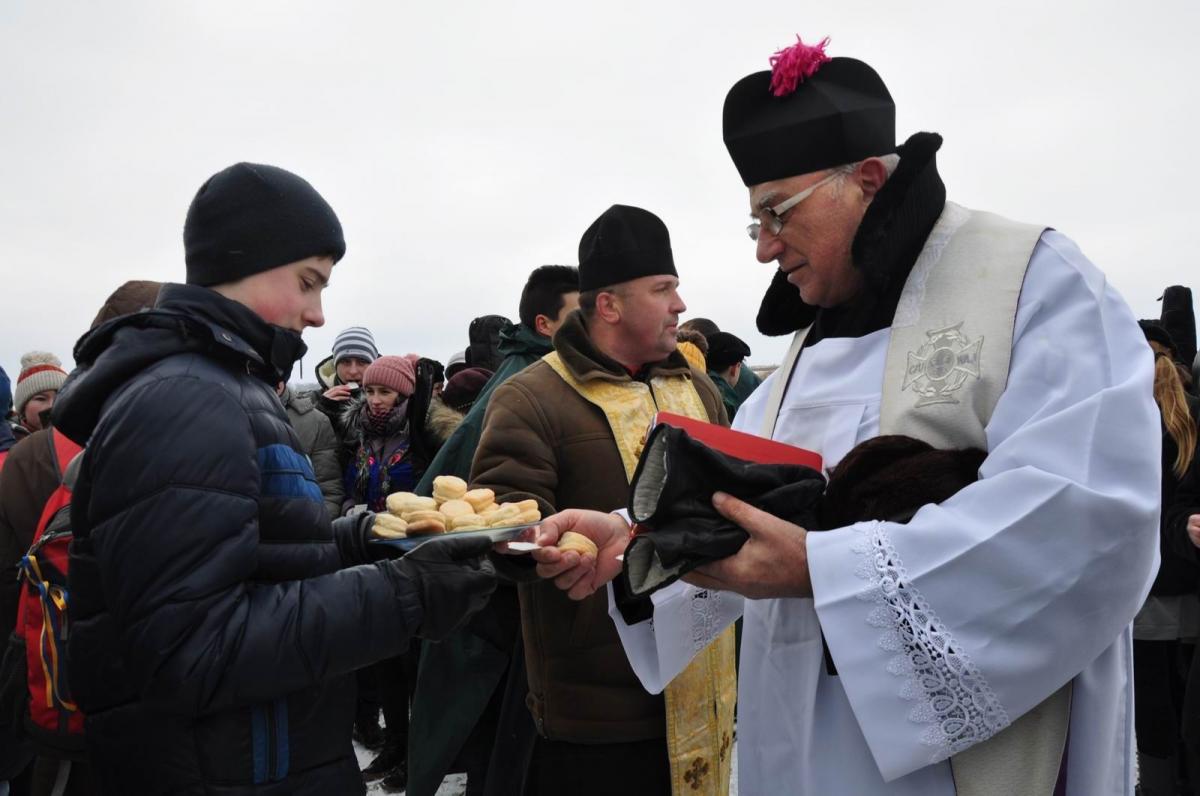 Co roku w miejscu planowanego przejścia granicznego w Malhowicach odbywa się przekazanie z Polski na Ukrainę Betlejemskiego Światła Pokoju.<br/>fot.Paweł Bugira