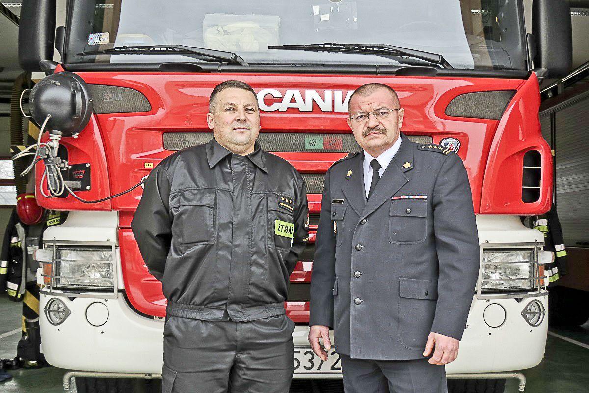 – Pożary sadzy są o tyle groźne, że początkowo są często niezauważalne. Przeważnie mieszkańcy dostrzegają je dopiero wtedy, gdy są już poważne kłopoty – zaznacza komendant powiatowy PSP w Przeworsku, st. bryg. Janusz Flak. Na zdjęciu z zastępcą dowódcy zmiany kapitanem Krzysztofem Wiśniowskim.<br/>f