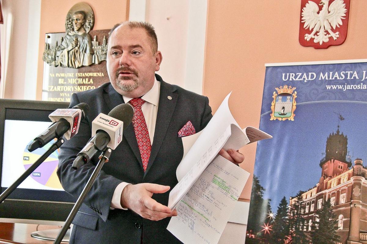 Według burmistrza Waldemara Palucha radni chcą poobcinania wydatków inwestycyjnych.    <br/>fot.Roman Kijanka