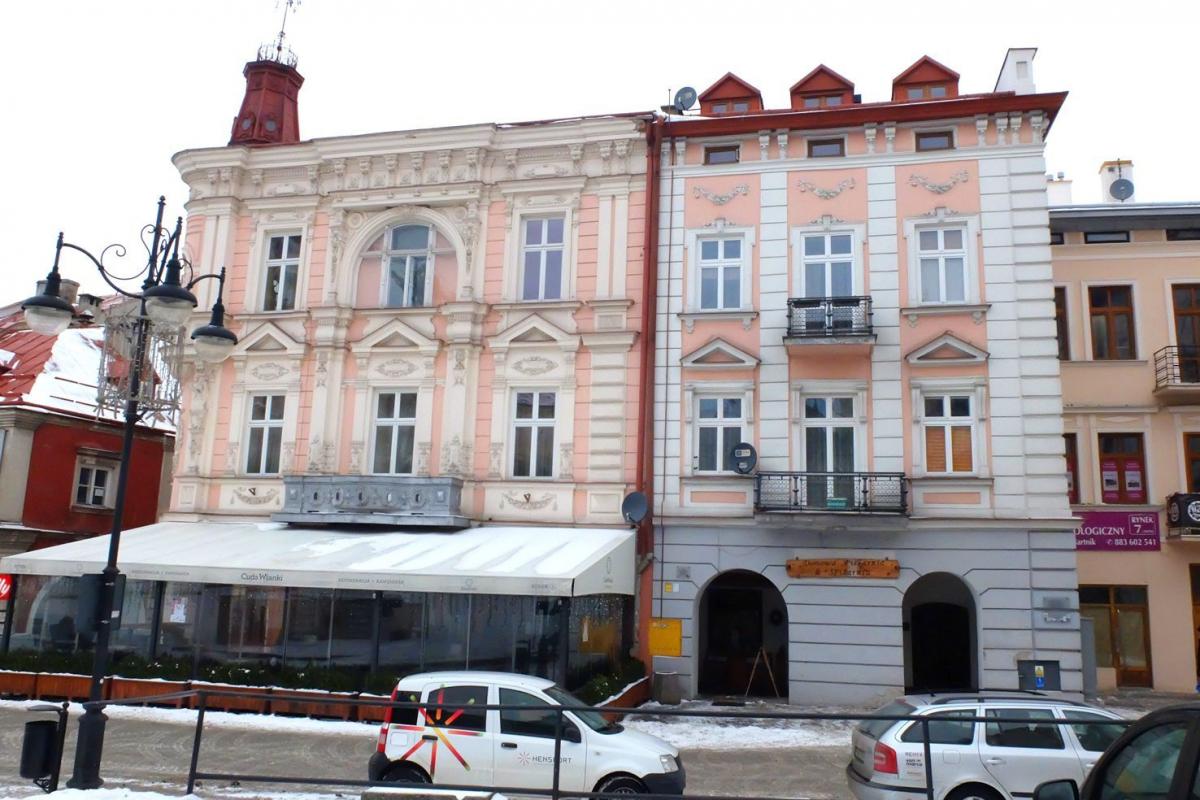 Od frontu obie kamienice cieszą oko, ale na podwórko ani do piwnic lepiej nie zaglądać.<br/>fot.Jacek Szwic