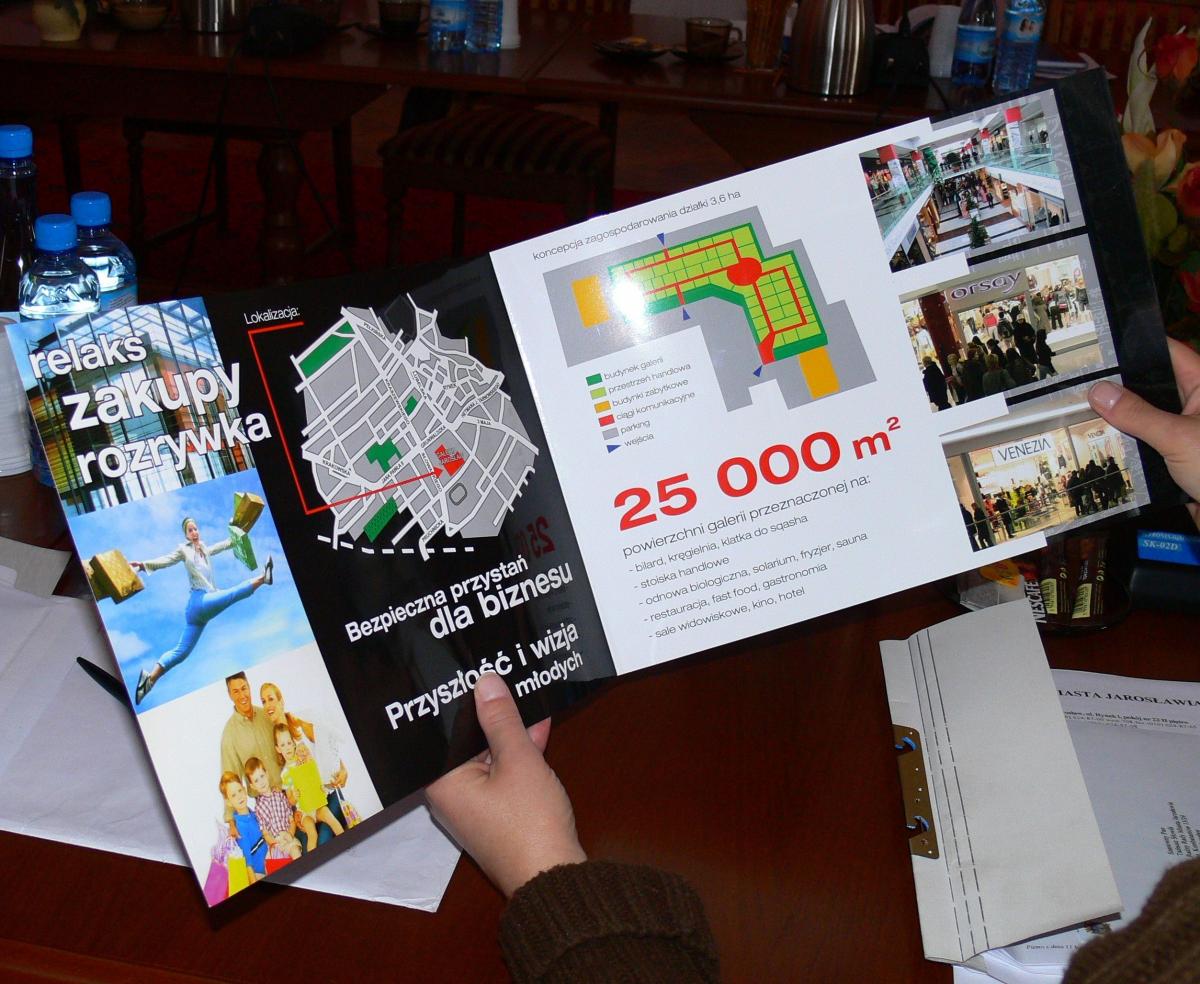 Projekty zagospodarowania placu przy ul. Piekarskiej dawały władzom Jarosławia możliwość promocji swoich poczynań. Niestety na tym się kończyło. Na fotografii plany przedstawiane jeszcze przed znalezieniem inwestora.   <br/>fot.Roman Kijanka
