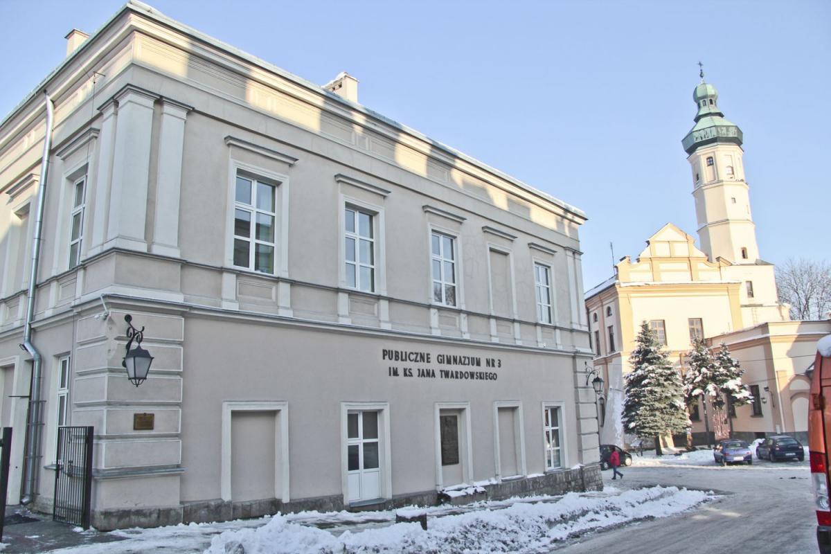 Gimnazjum nr 3 w Jarosławiu mieści się w osobnym budynku. Powołany przez burmistrza Jarosławia zespół przedstawi propozycję wykorzystania siedziby po likwidacji placówki.<br/>fot.Roman Kijanka