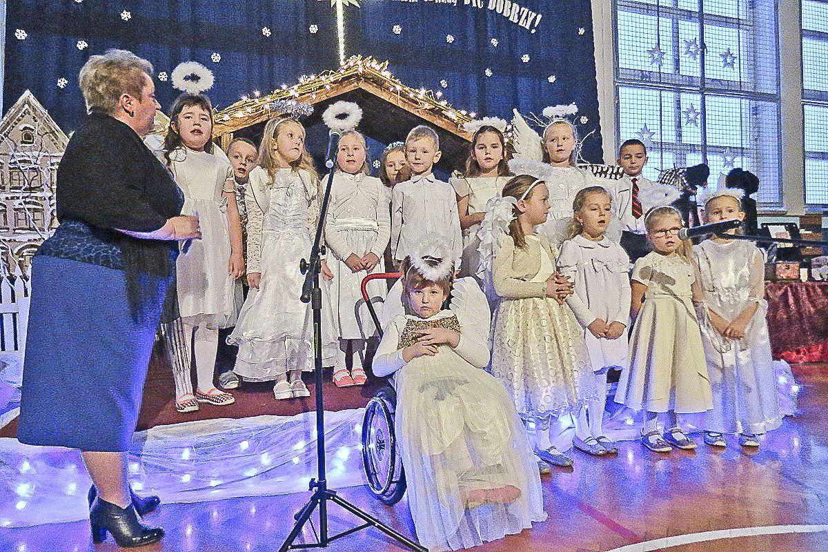 We wspólnym kolędowaniu wzięli udział uczniowie wszystkich klas szkoły podstawowej i gimnazjum. Każda grupa wykonała jeden utwór.<br/>fot.Barbara Chmura