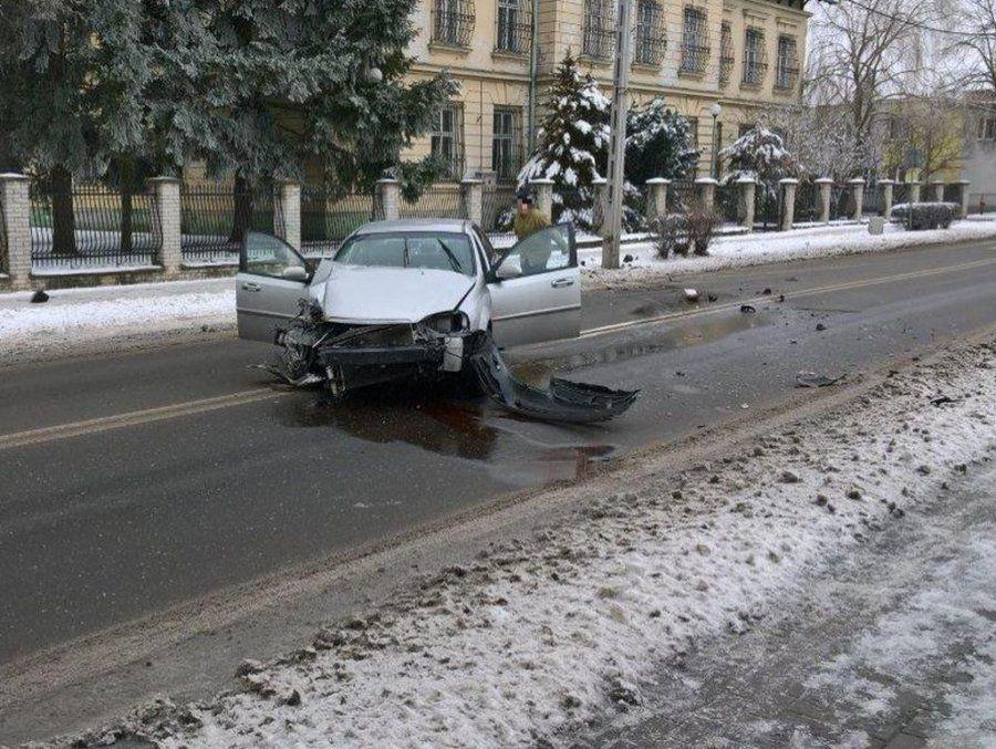 Suzuki Forenza po zderzeniu ze słupem wyglądał fatalnie.<br/>fot.KPP Stalowa Wola