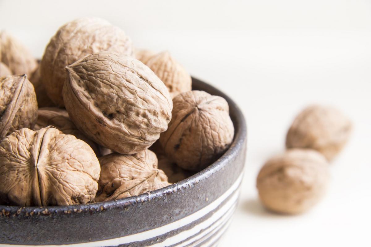 Ich  smak i aromat nie tylko wspaniale podkreśla dania i desery. Orzechye wzbogacają je też o cenne składniki odżywcze, witaminy i minerały. To z kolei ma przełożenie na nasze zdrowie i samopoczucie. Orzechy włoskie to również dobry sposób na szybką i zdrową przekąskę między posiłkami.