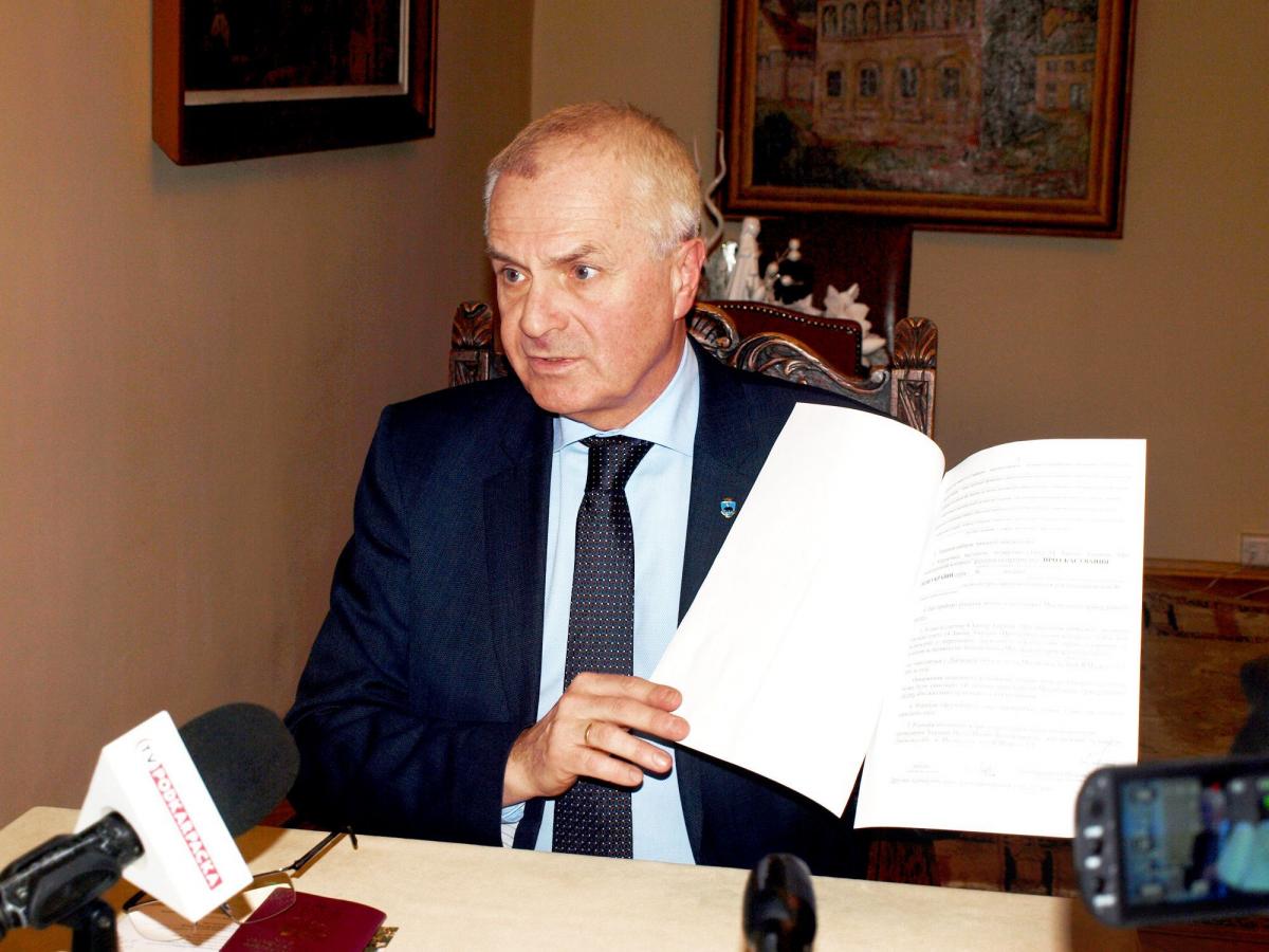 Prezydent Przemyśla Robert Choma z oficjalnym oświadczeniem w języku ukraińskim, wydanym przez ukraiński urząd bezpieczeństwa, że ma zakaz wjazdu na teren Ukrainy.<br/>fot.Mariusz Godos