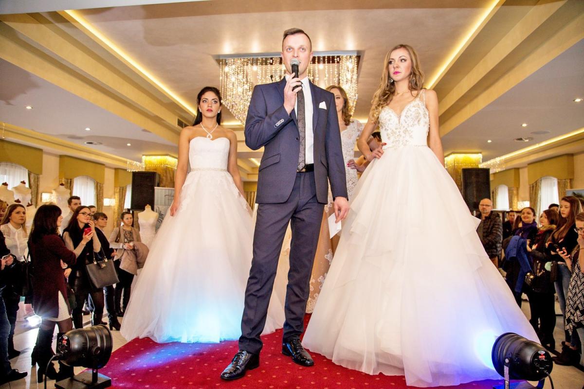 Prowadzący galę wraz z modelkami prezentującymi suknie z salonu mody ślubnej „Gaja”. <br/>fot.Kamil Jacek Zarański