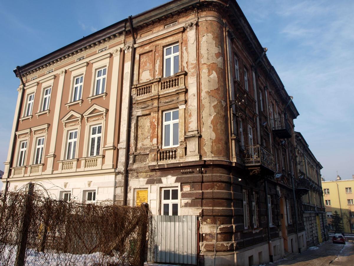 Elewacja budynku jest odrestaurowana w połowie. W br. właściciele chcą wykonać całość. <br/>fot.Mariusz Godos