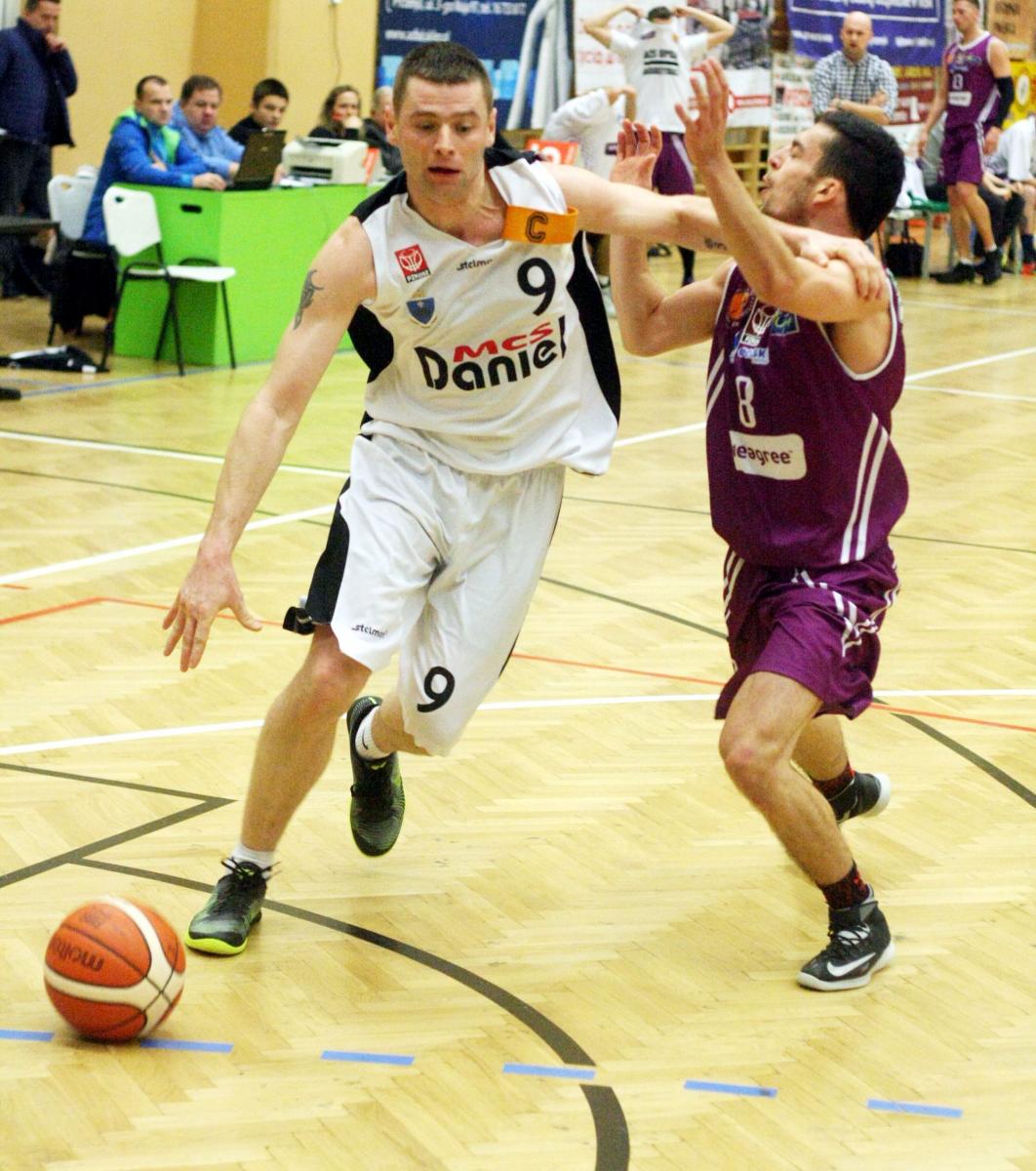 Grzegorz Płocica (z lewej), podobnie jak i Artur Mikołajko, zanotowali w meczu z gliwiczanami double-double. Płocica do 18 punktów dołożył 13 zbiórek, Mikołajko do 11 punktów, tyleż samo zbiórek. <br/>fot.Kamil Krukiewicz