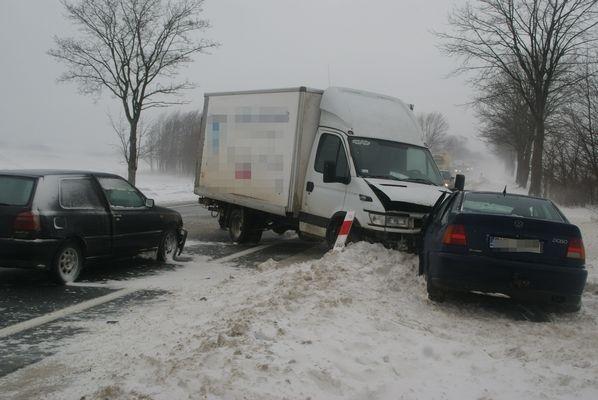 Kierowca dostawczego iveco stracił panowanie nad pojazdem, zjechał na przeciwległy pas i zderzył się z volkswagenem polo. W dostawczaka uderzył z kolei volkswagen golf. <br/>fot.KMP Krosno
