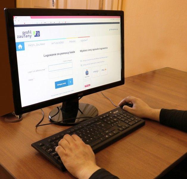 Przez internet będzie można dokonać części lokalnych opłat i przejrzeć własną dokumentację, a także zgłosić interwencję.<br/>fot.archiwum UM Jarosław