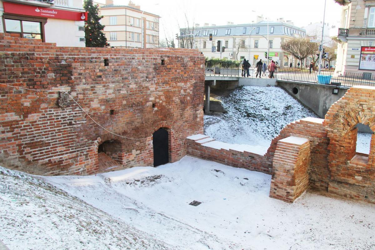W czasie remontu uzupełniono ubytki i wyrównano mury.   <br/>fot.Roman Kijanka