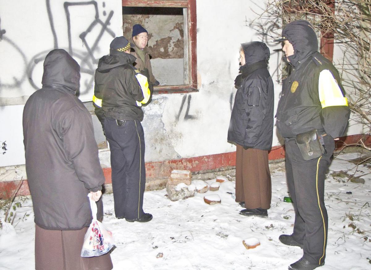 W wieczór Trzech Króli siostry felicjanki, nie bacząc na siarczysty mróz, razem ze strażnikami miejskimi odwiedziły bezdomnych koczujących w pustostanach.<br/>fot.Jacek Szwic
