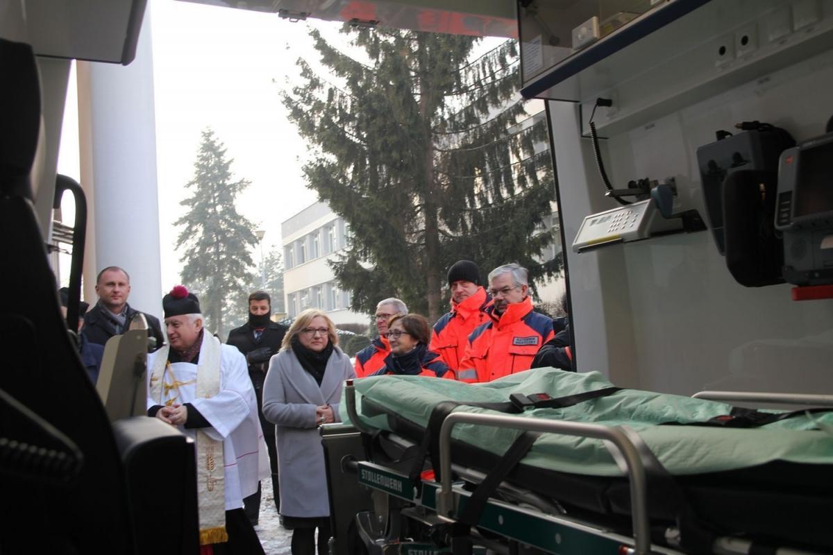 Nowy ambulans został uroczyście przyjęty na stan jarosławskiego szpitala powiatowego.<br/>fot.Roman Kijanka