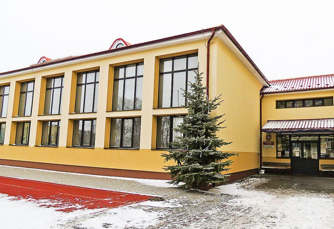 W bieżącym roku zostanie wykonana modernizacja dachu sali gimnastycznej w Szkole Podstawowej nr 2 w Przeworsku, ponieważ obecny przecieka.<br/>fot.Barbara Chmura