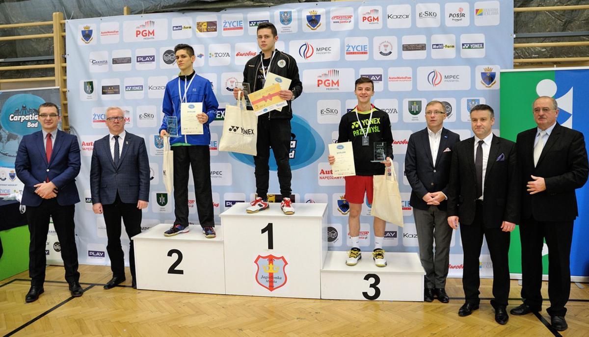 Patryk Kordek na 3. stopniu podium w towarzystwie organizatorów, sponsorów, władz miasta i... rywali.<br/>fot.Rafał Niebieszczański