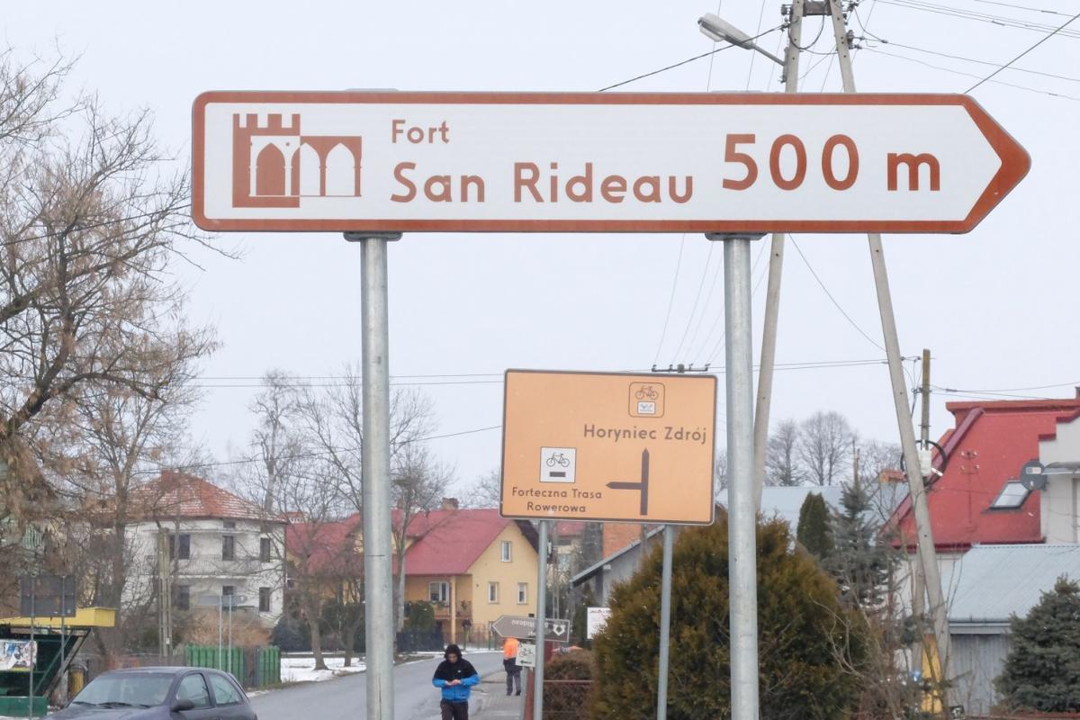 Drogowskaz ustawiony od strony Przemyśla wskazuje drogę nad rzekę San, nie zaś jak informuje do fortu.<br/>fot.Jacek Szwic