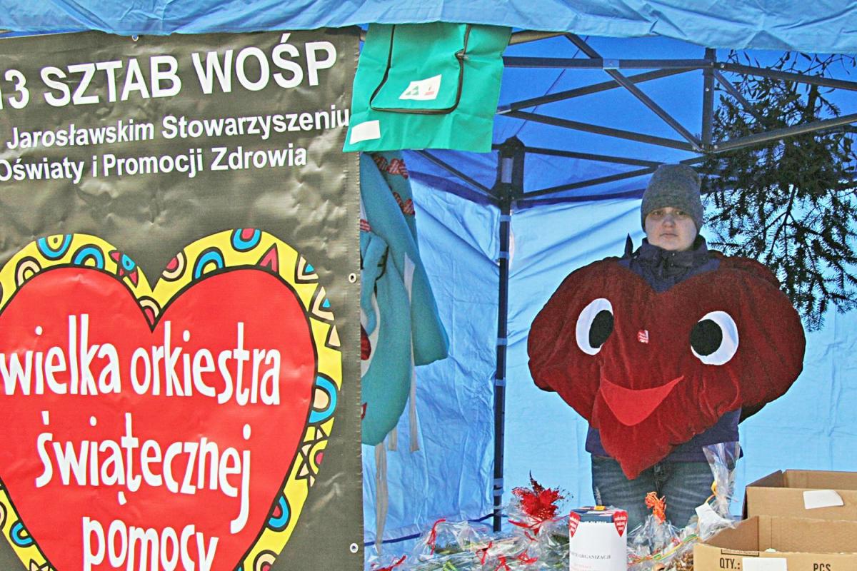 Wolontariusze jarosławskiego sztabu WOŚP przypomnieli o sobie już podczas bożonarodzeniowego jarmarku.  <br/>fot.Roman Kijanka
