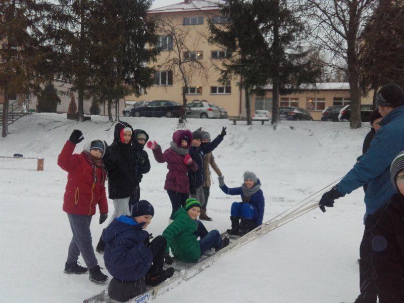 W tworzenie lodowiska zaangażowali się uczniowie i to oni najwięcej z niego korzystają. Przyjść jednak może każdy. <br/>fot.ze zbiorów SP w Horyńcu-Zdroju
